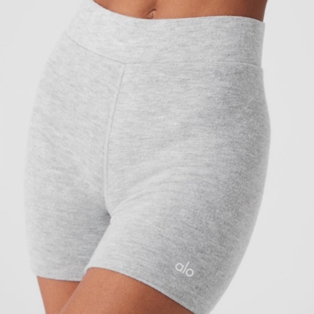 ⭐️Alo Lux High-Waist Me Time shorts⭐️